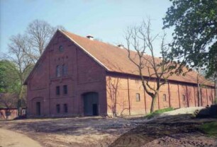 Gut Jersbek: Allee 6: Scheune: Giebelseite, Traufseite