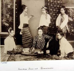 Vornehme Dame mit Dienerinnen.