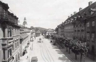 Bad Warmbrunn (Jelenia Góra-Cieplice Śląskie-Zdrój). Schloßplatz mit Schloß (1784-1788). Blick zum Turm der Erlöserkirche