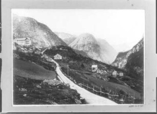 Berglandschaft mit Siedlung und Stahlheim-Hotel, im Mittelgrund Fördalshut (Berg mit Rundgipfel) : Stalheim, Norwegen. Blick entlang der Straße Stalheimskleivi gegen Berglandschaft mit Siedlung und Hotel Stalheim, im Mittelgrund Jordalsnuten (291 m)