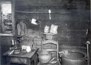 Küche eines Wohnhauses in Bergheide : Bauwesen - Wohnung, Interieur. Ort: Góra / Bergheide. Haus Nr. 12. Küchenteil mit Löffelbrett.