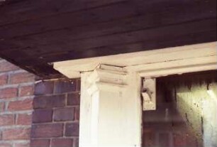 Poststraße: traufständiges Wohn- und Geschäftshaus aus Backstein: Straßenfront, Detailaufnahme: Pilaster an Rahmen von Schaufenster