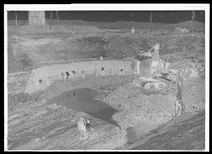 Staustufe Knetzgau. Baugrube des Oberhauptes von der Flussseite gesehen.