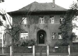 Dresden-Bühlau, Weißenberger Straße 5. Villa (1929; O. Wanka). Straßenfront mit Einfriedung