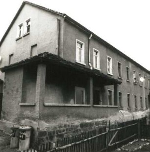 Berggießhübel (Bad Gottleuba-Berggießhübel), Am Ladenberg 9/17. Wohnhäuser (Wohnsiedlung, um 1928). Laubenvorbau (Nr. 9)