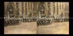 Parade nach Rückkehr der Matrosen aus der Ypernschlacht vor dem Rathaus in Brügge