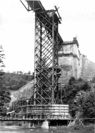 Schwäbisch Hall Tullauer Kocherviadukt 1367 Behelfsbrücke Baustelle Betonierung Pfeiler F Schalung Betonschütte Bauarbeiter