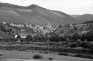 Ockfen: Blick über die Saar auf den Weinort Ockfen
