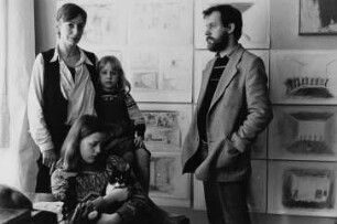 Familie Scheib (Bühnen- und Kostümbildnerin, Bildhauer) vor zahlreichen Bühnenbildentwürfen Ursula Scheibs