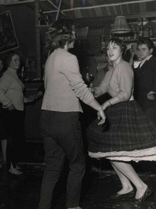 Jugend tanzt. Teenager Bar
