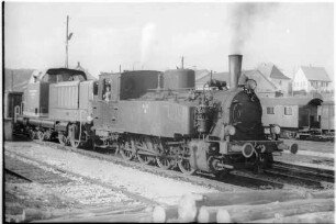 Dampflok 11, erbaut 1911, und Diesellok V82 (1958 - 1978), Gammertingen, Dampflok 11 hatte Tagesbereitschaft und holte die in Neufra liegen gebliebene Diesellok