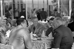 Bad Schachen: Tisch mit Adolf Butenandt, vorn zweite von links Frau Butenandt, in Rückansicht G. Parade, rechts Militär, ?