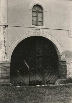 Oberalbersdorf bei Werdau. Tor für die alte Straßendurchfahrt im Gasthof. Schlussstein: Pferd - C.F. Fülle, 1857