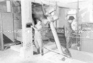 Moderne Futterküche mit Vakuum-Futterautomaten für die Schweinemast in der LPG "Vorwärts" Jahnsdorf (Kr. Stollberg)