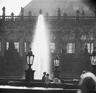 Dresden-Altstadt. Zwinger (1709-1728; M. D. Pöppelmann, B. Permoser). Zwingerhof. Langgalerie und Brunnen