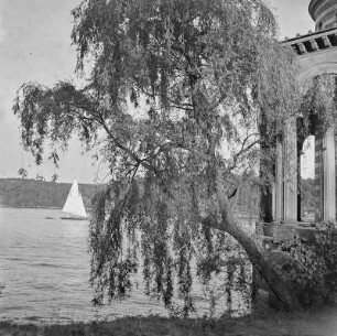 Die Arkaden der Heilandskirche in Potsdam-Sacrow mit Blick auf die Havel mit Segelboot