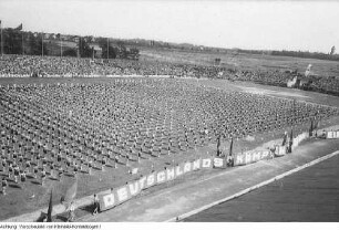 Leipzig. 3. Parlament der Freien Deutschen Jugend (FDJ). Sportübungen und -veranstaltungen im Jahn-Stadion, Pfingsten 1949