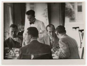 Die polnische Delegation während eines Dinners im Carlton Hotel in Genf. von links: Conte Solski, Friedrich, Josef Beck