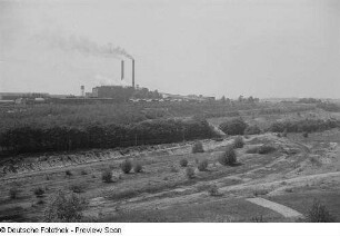 Blick auf eine Industrieanlage (Braunkohlewerk Deutzen?)