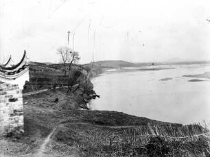 Siedlung : Blick auf eine Siedlung am Ufer eines Flusses