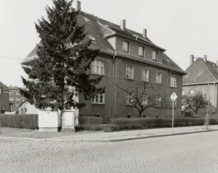 Pirna-Copitz. Wohnhaus, Rudolf-Renner-Straße 43 : Pirna-Copitz (Kreis Sächsische Schweiz). Wohnhaus, Rudolf-Renner-Straße 43. Straßenansicht