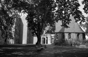 Jever: alte und moderne Kirche nebeneinander [Stadtkirche]