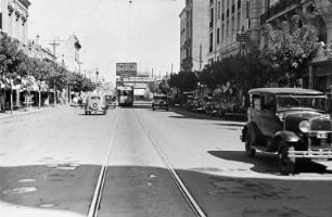 Straße in Córdoba : Blick in eine befahrene Straße