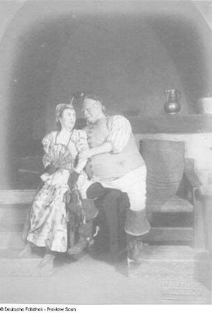 Stella David als Frau Hurtig und Walther Kottenkamp als Falstaff in "Die lustigen Weiber von Windsor" von William Shakespeare. Dresden: Schauspielhaus, 03.10.1929
