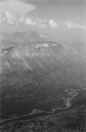 Luftbildaufnahme eines Gletscherbachs : durch Gletscher geformtes Trogtal. Am Talboden fließt ein Gletscherbach.
