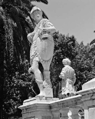 Denkmal für Philipp V., ehemals für Philipp IV. — Statue eines königlichen Soldaten