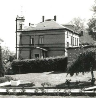 Cossebaude (Dresden-Cossebaude), Bergstraße 3. Villa (um 1895). Seitenansicht (Gartenseite) mit Einfriedung und Turm
