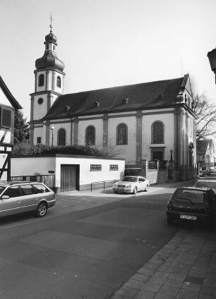 Kath. Jakobuskirche mit Kirchfriedhof; Hanau, Alte Langgasse 13, Pfarrgasse 2, Alte Langgasse