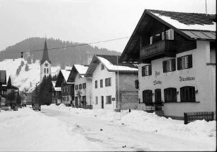 Oberstaufen: Straße mit Pensionen in Oberstaufen