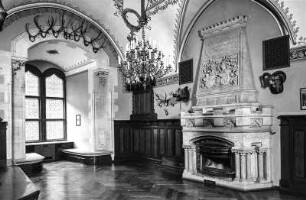 Schloss Kuckuckstein, Rittersaal mit Fenster und Kamin, Ende 19. Jh.