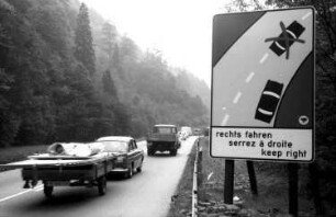 Höllental: Unfallverhütungs-Schilder; mit durchgestrichenem Auto