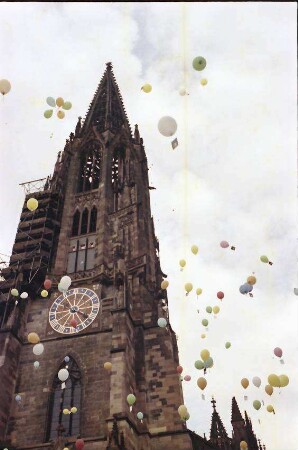 Freiburg: Münster, Ballons steigen auf