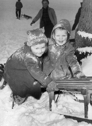 Hamburg-Wellingsbüttel. Winter. Kinder auf einer Rodelbahn. Sie schieben ihren Schlitten