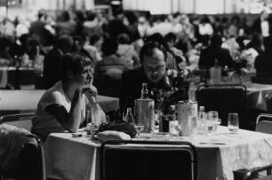 Tischpaar beim "Frühlingsball" im Palast der Republik