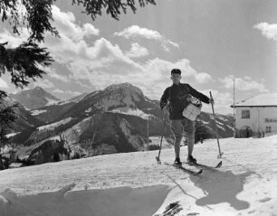 Allgäuer Alpen, Oberjoch 1150, Briefträger auf Skiern