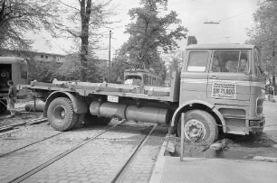 Blockierung des Straßenbahnverkehrs in der Ettlinger Straße durch einen im dortigen Grünstreifen stecken gebliebenen LKW.