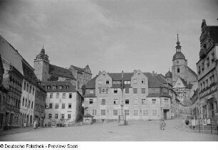 Blick auf den Marktplatz von Colditz mit dem Schloss und der Stadtkirche St. Egidien im Hintergrund