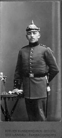 Porträt eines Soldaten mit Pickelhaube