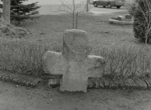 Milkel, Steinkreuz : Milkel (Kreis Bautzen), Steinkreuz mit Abschlag am rechten Arm, Granit 126 x 106 x 17 cm, Straßenkreuzung südlich der Kirche, D 36