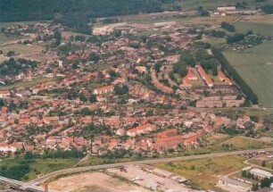 Greppin. Wohnsiedlungen und Dorfkern mit Dorfkirche gegen Pfählermark (Staatsforst Roßdorf). Luftbild-Schrägaufnahme von Südsüdwesten