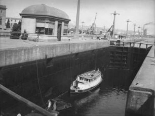 Schleusenkammer : Boot in einer Schleusenkammer im Kanal in Seattle