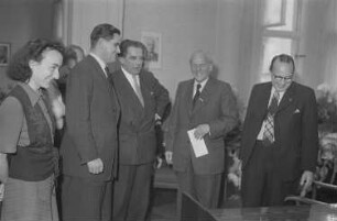 60. Geburtstag von Walter Maschke, Generalsekretär der Volksbühne Berlin : Walter Maschke (2.v.r.) und Hans Rodenberg (3.v.r.) mit weiteren Gästen