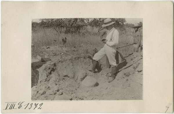 A small urn on hill 3, Camburito