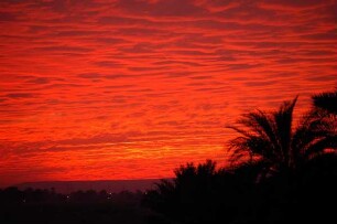 Luxor - Abendhimmel : An der West-Bank, jenseits von Luxor, geht über dem Nil die Sonne unter und färbt den Himmel glutrot, aufgenommen 2006