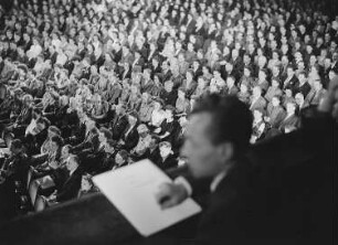 Tag des Lehrens, Auszeichnung der Verdienten Lehrer des Volkes in der Deutschen Staatsoper Berlin : Blick in das Publikum