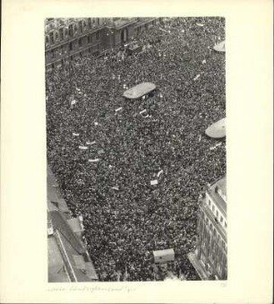 Atomwaffengegner bei einer Demonstration am 17. April 1958 vor dem Hamburger Rathaus